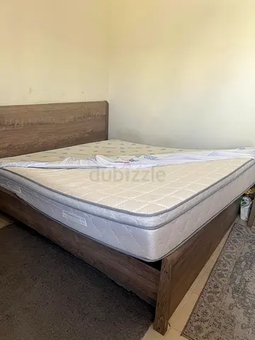 Queen wooden bed frame with medical mattress - good condition. Bed frame 160x200 and mattress 159x20