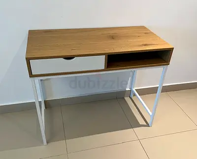 Study Table/Computer Table, Looks New, For AED. 145