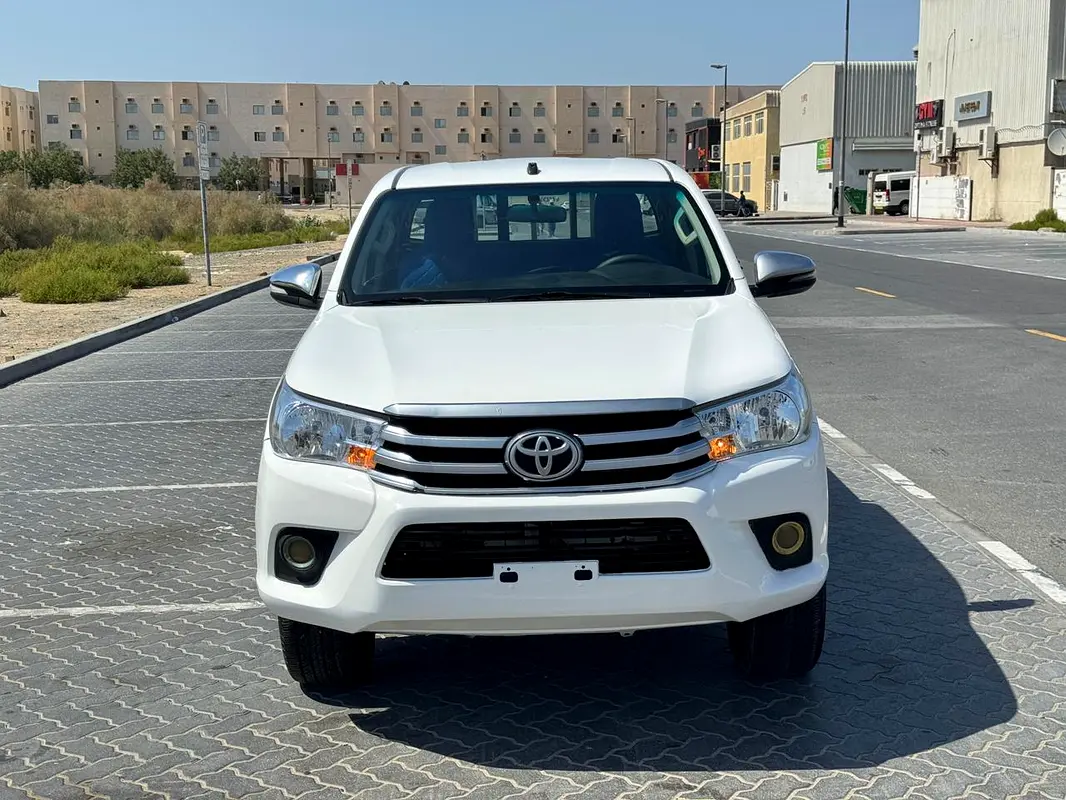 Toyota Hilux 2018 — photo 1 of 10