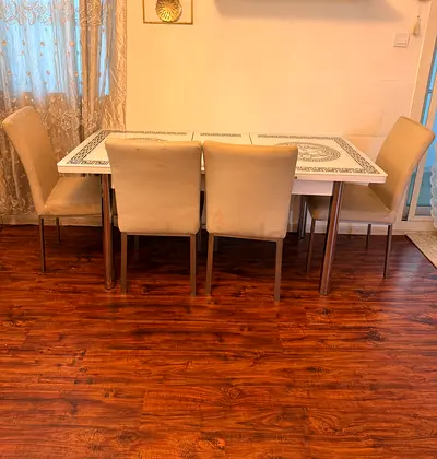 Expandable dining table with chairs