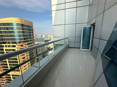 Luxury 3-bedroom apartment with a living room in Al Khan Corniche, Sharjah - Free central air conditioning - Free parking - Open view - 3 bathrooms -