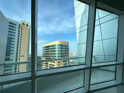Luxury 3-bedroom apartment with a living room in Al Khan Corniche, Sharjah - Free central air condi