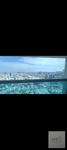 شقة مميزة للبيع في كورنيش تاور بموقع استراتيجي يوفر إطلالة جميلة وقرب من جميع الخدمات الأساسية والترفيهية تتكون الشقة من غرفتين وصالة بالإضافة إلى غرف