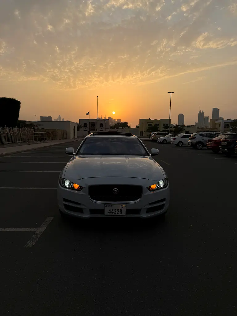 Jaguar XE 2018 — photo 1 of 20