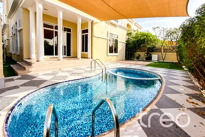 Large custom layout|Private Pool|Centro