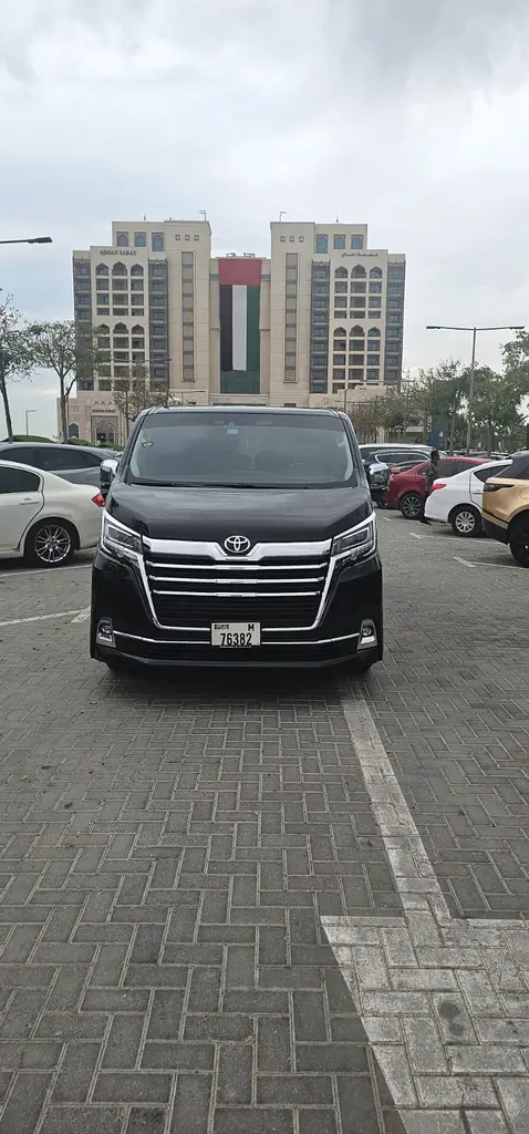 Toyota Granvia 2023 — photo 1 of 4
