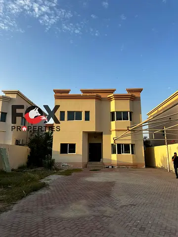 ڤيلا 4 غرف ماستر للإيجار في الجرف 1 قرب محكمة عجمان وشارع الشيخ خليفة، مجلس وصالة كبيرة، غرفة غسيل، مساحات واسعة، موقع مميز