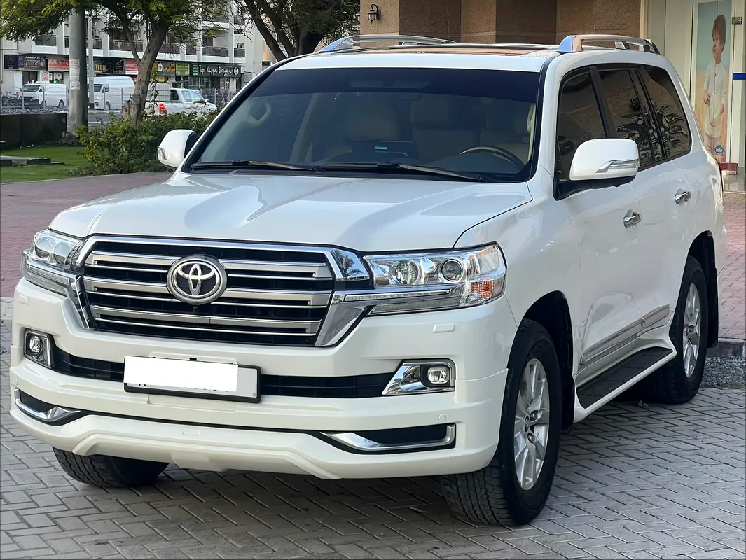 Toyota Land Cruiser 2016 — photo 1 of 15