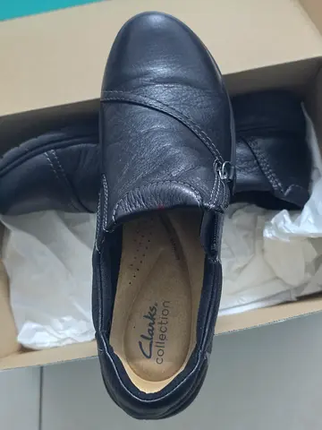 Clarks black leather slip-on comfort shoes - size UK 7D / EU 41.