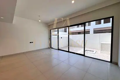 SPACIOUS 4BR / SINGLE ROW / PRIME LOCATION