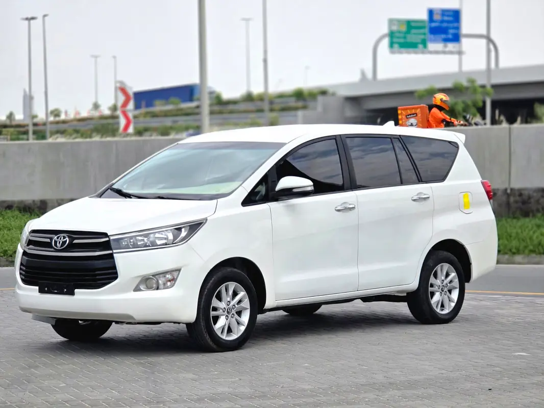 Toyota Innova 2016 — photo 1 of 13