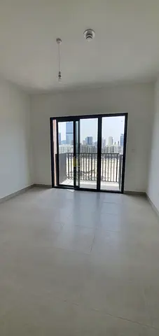 *للإجار شقة استديو إطلالة مميزة في جزيرة مريم في الشارقة مكونة من* :-
