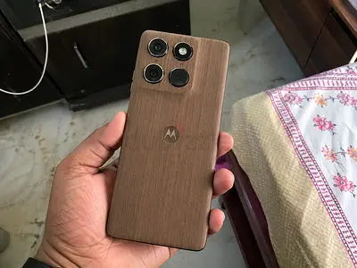 Motorola phone with wooden skin — excellent 😊 condition brand new (Price negotiable) bill box no av