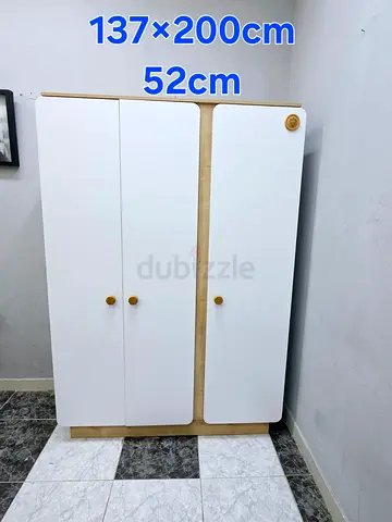 White 3-Door Wardrobe / Armoire – 137 x 200 x 52 cm, Good Condition