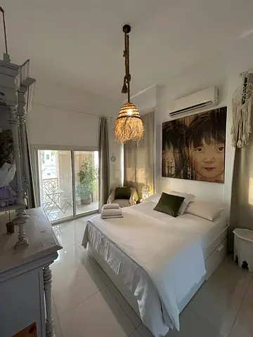 Private room with ensuite bathroom in cosy villa at Jumeirah 1