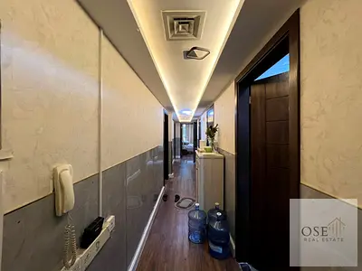 ✨ سكن جاهز بأناقة وراحة ✨  للبيع شقة غرفتين وصالة مفروشة بالكامل في أبراج الخور 🏡