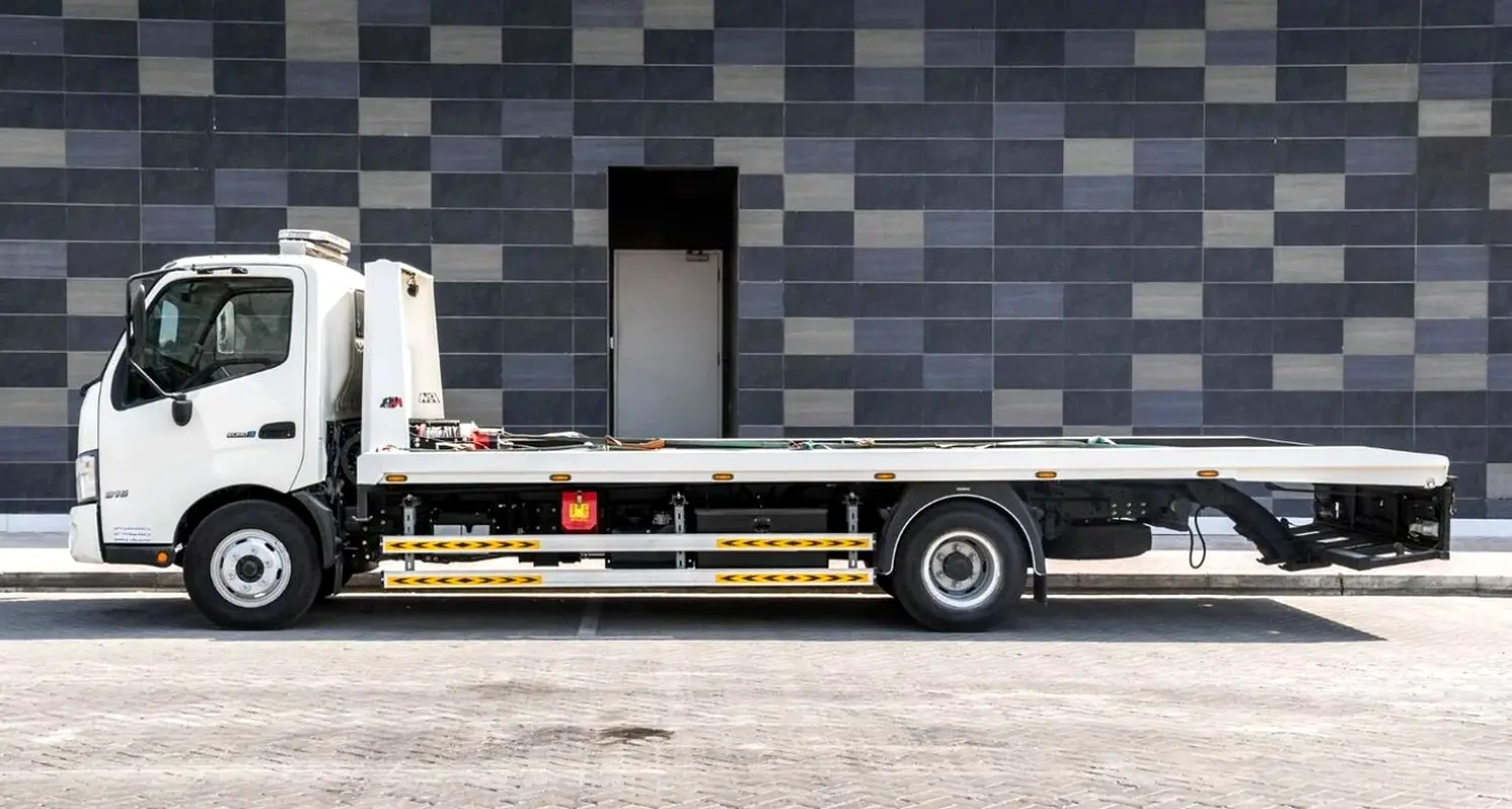 Hino 300 2024 — photo 1 of 3