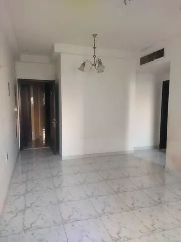 غرفه وصاله شقه عائليه مميزه بالشارقه القليعه مساحه مناسبه لاسره صغيره موقع ممتاز بالقرب من جميع الخدمات - باركن ترابي متوفر