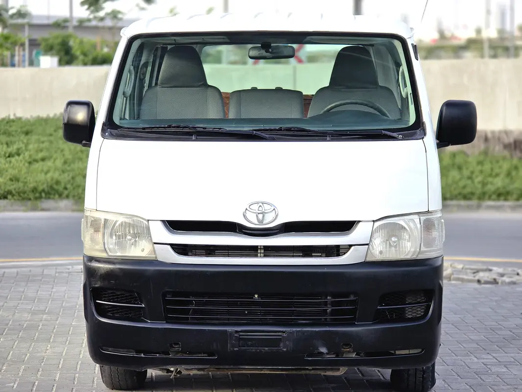 Toyota Hiace 2010 — photo 1 of 12