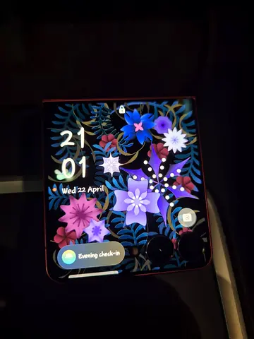 Samsung Galaxy Z Flip 7 (foldable) - Good Condition