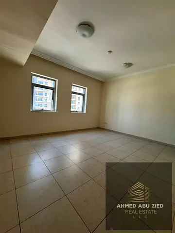 English: 3 Bedroom apartment with living room and maid’s room for annual rent Located in Al Khan near Al Mamzar Lake Spacious layout with excellent fi