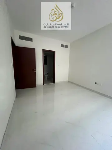 شقة غرفة وصالة أول ساكن للإيجار في الشارقة التعاون على مخرج دبي مع باركن مجاني وتأمين مؤجل وقريبه من جميع الخدمات