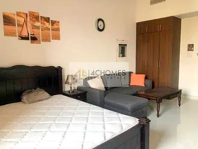 Spacious Studio Vacant High Floor Lake View