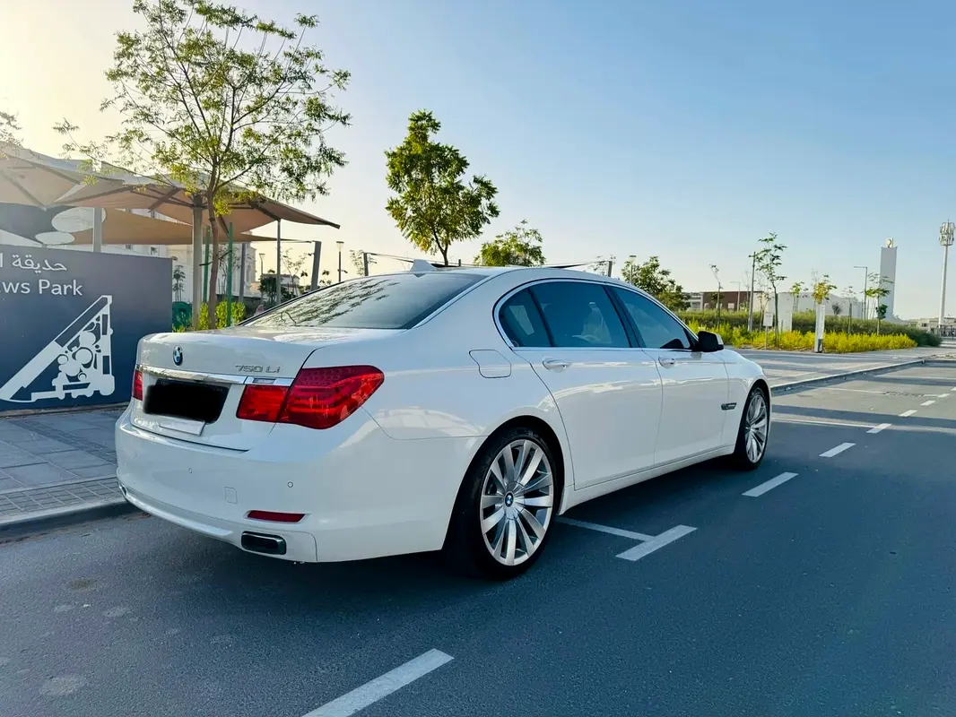 BMW 7-Series 2011 — photo 1 of 9