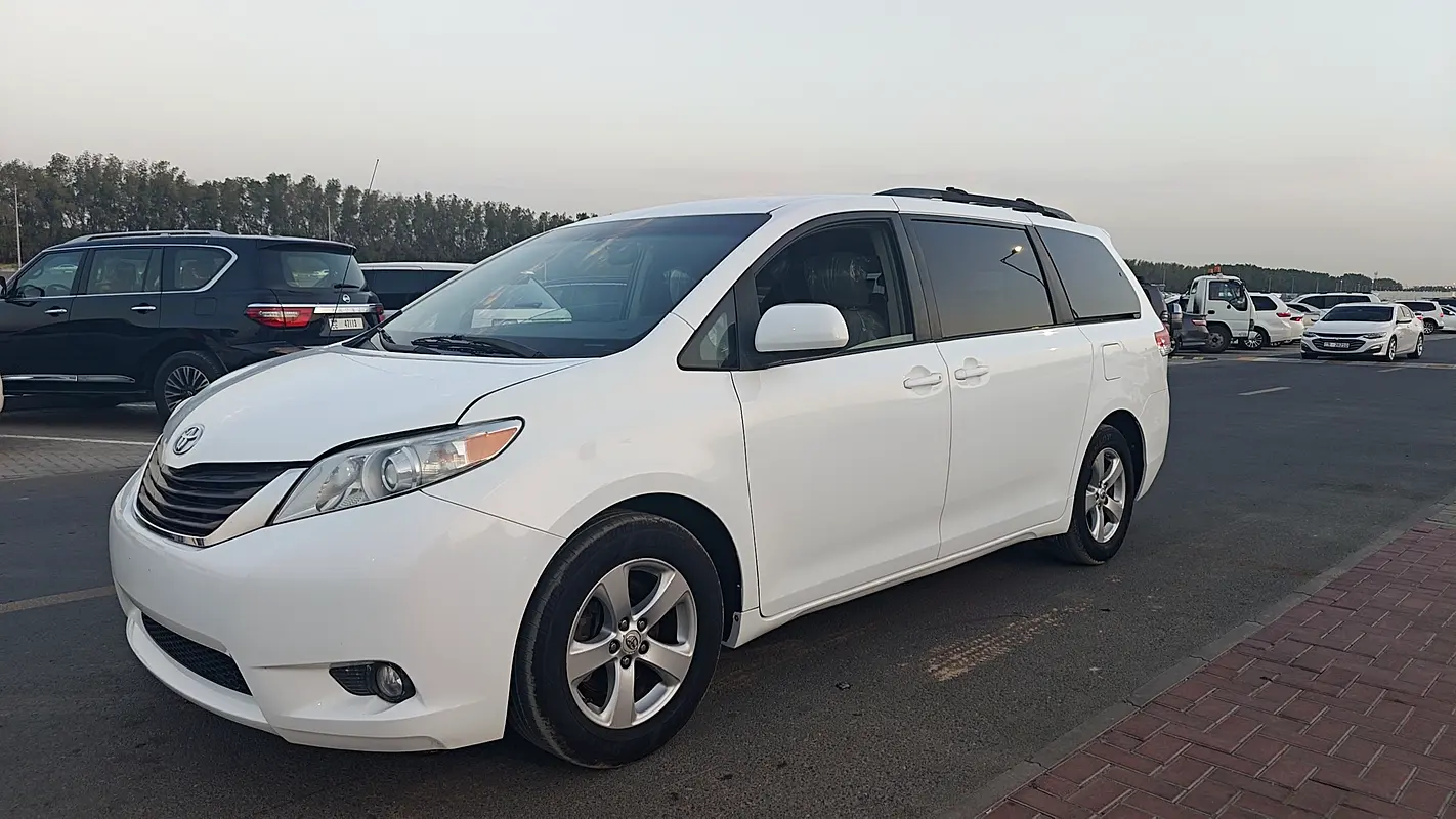 Toyota Sienna 2011 — photo 1 of 20