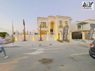 فيلا فاخرة بتصميم عصري وتشطيبات راقية وحديقة ومسبح خاص.