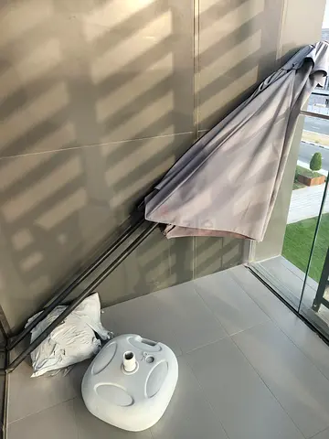 Garden umbrella x 2, base X1, 10kg sand