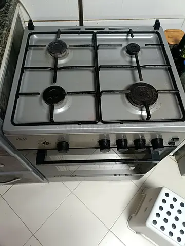 AKAI 4-Burner Gas Cooker with Oven - Used