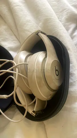 Beats wireless over-ear headphones with hard case (white) (no charger cable but micro usb needed