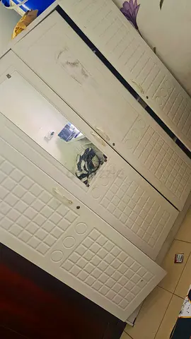 White 4-Door Wardrobe with Mirror in very Good white bed in very good condition with small shelfs