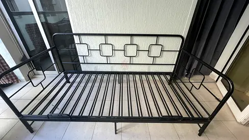 Black metal daybed with 2 mattresses