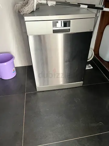 Stainless steel freestanding dishwasher in good condition