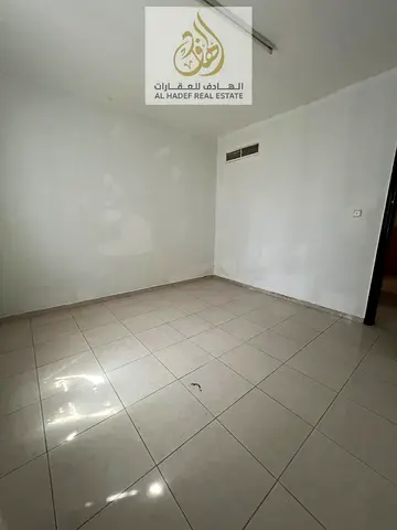 شقة غرفة وصالة للإيجار في الشارقة النباعة موقع مميز قريب من جميع الخدمات ونظام دفع مرن