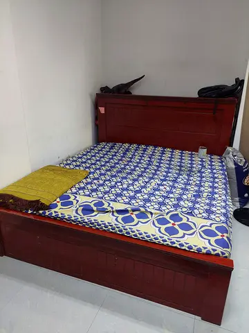 King size wooden bed in excellent condition.