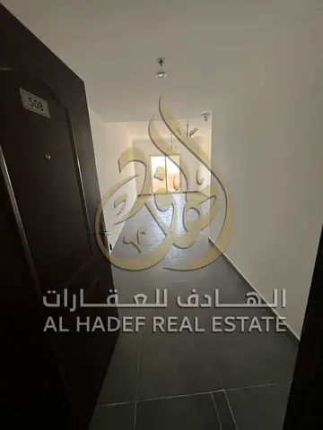 غرف وصاله و حمام مع خزائن بالحائط وغاز مركزى واطلاله مفتوحه مع شهر مجانا وباقل الاسعار بعجمان