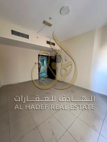 للإيجار السنوي في إمارة الشارقة – منطقة النبعة  متوفر شقة غرفتين وصالة بمساحات ممتازة وتصميم عملي مناسب للعائلات، تقع في موقع حيوي قريب من جميع الخدما