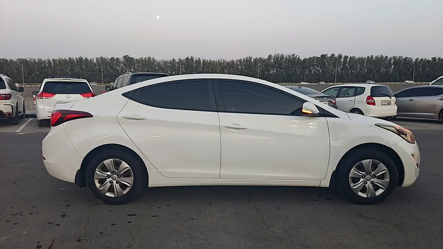 Hyundai Elantra 2015 — photo 1 of 19