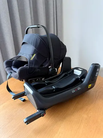 Bugaboo turtle air by nuna Infant Car Seat with ISOFIX Base (Good Condition)