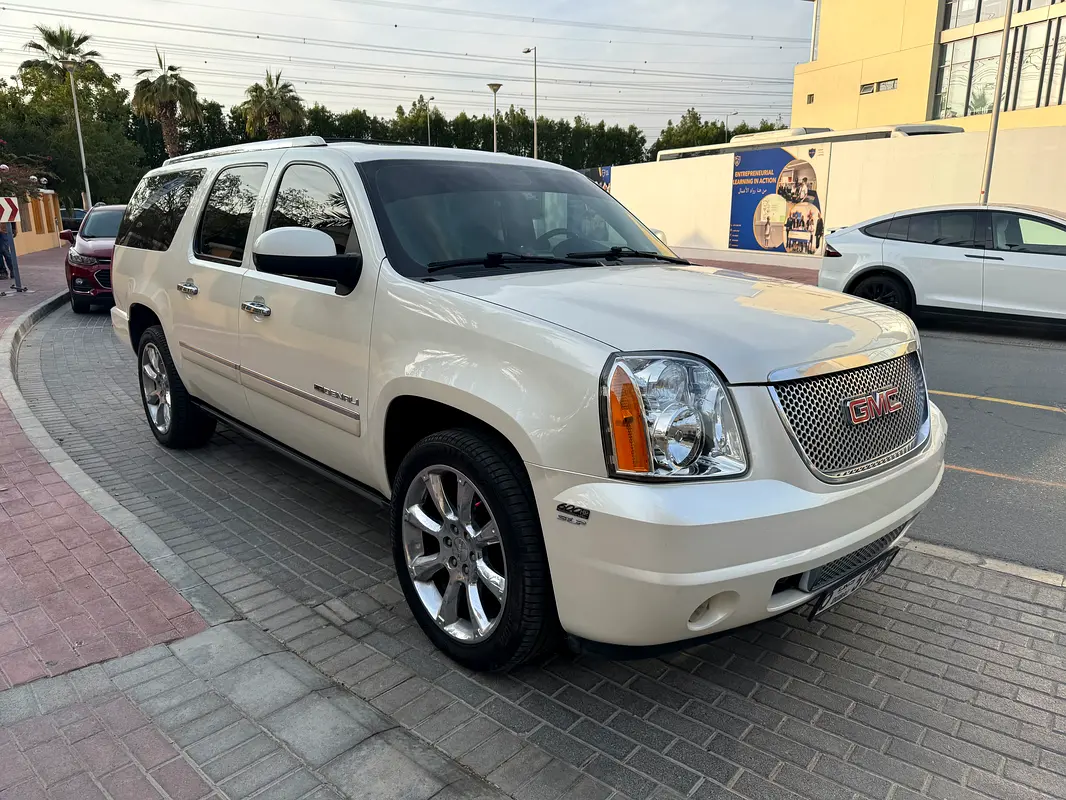 GMC Yukon 2011 — photo 1 of 5