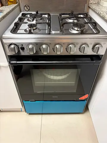 4-burner freestanding gas stove with oven - good condition