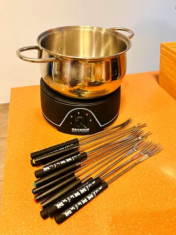 Electric Fondue Pot with 8 Fondue Forks (Stainless Steel) - Good Condition