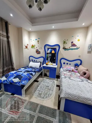 للبيع فيلا تاون هاوس مكون من 3 غرف نوم  يشمل الكهرباء والماء وتكييف الهواء.