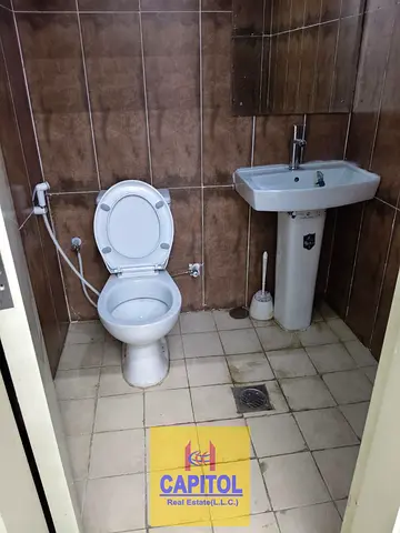 MODERN GROUND FLOOR/ WELL-MAINTAINED WAREHOUSE WITH WASHROOM – PERFECT FOR STORAGE