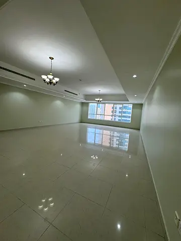 ارقي شقة اربع غرف وصالة مع غرفة خادمة للايجار السنوي في الشارقة منطقة الخان | 4 حمام | تكييف مجاني | موقف سيارات مجاني | مباشرة إلى كورنيش القصباء .