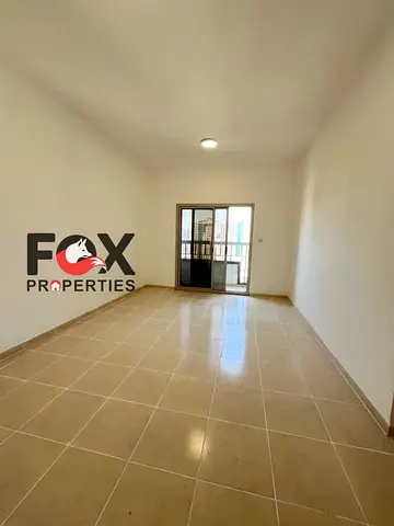 غرفتين وصالة على شارع الاتحاد بجوار أسواق الإمارات، بلكونة ومساحات ممتازة، 2 حمام، 36 ألف سنوي.