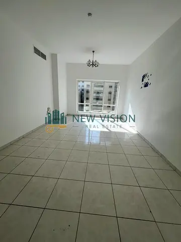 غرفتين وصالة للايجار السنوي تكيف على المالك على شارع الملك فيصل موقع مميز